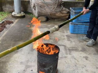 竹を使ったバウムクーヘン作り