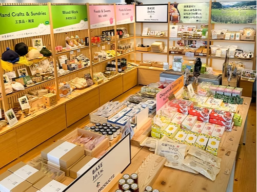 �����q���≪�R�E����̃N���t�g��H�|�i�A�H�i�ȂǗl�X�Ȃ��y�Y����葵���Ă��܂��B���̏������ő���N���t�g�r�[����ߗׂ̂����Ȃǂ����p�ӂ������܂��B