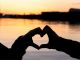 2人で作るハートのシルエット!