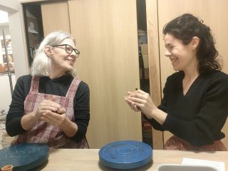 英語・スペイン語・カタルーニャ語・日本語で体験できますよ。Let's make a ceramics with English, Spanish, Catala