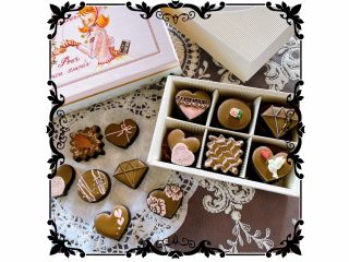 アソートチョコレートをイメージした小さくて可愛らしいアイシングクッキーです。(1個約3cm角)プレゼント用の箱もお付けいたします。(初心者以上)