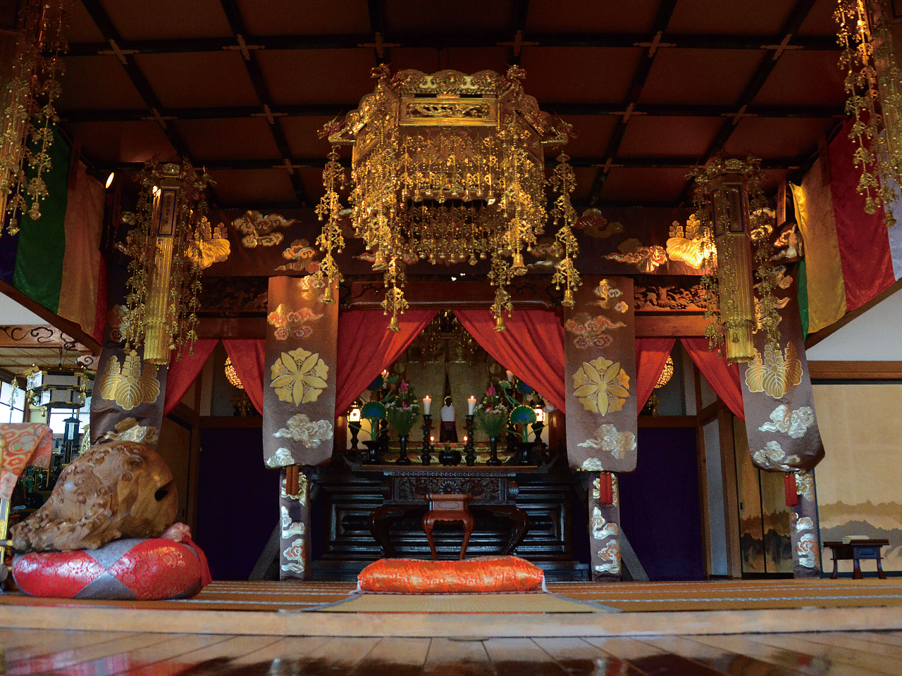 本堂:信仰の根本道場です。坐禅やヨガを行い自由に開放しています。