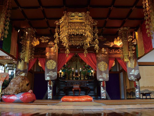 本堂:信仰の根本道場です。坐禅やヨガを行い自由に開放しています。