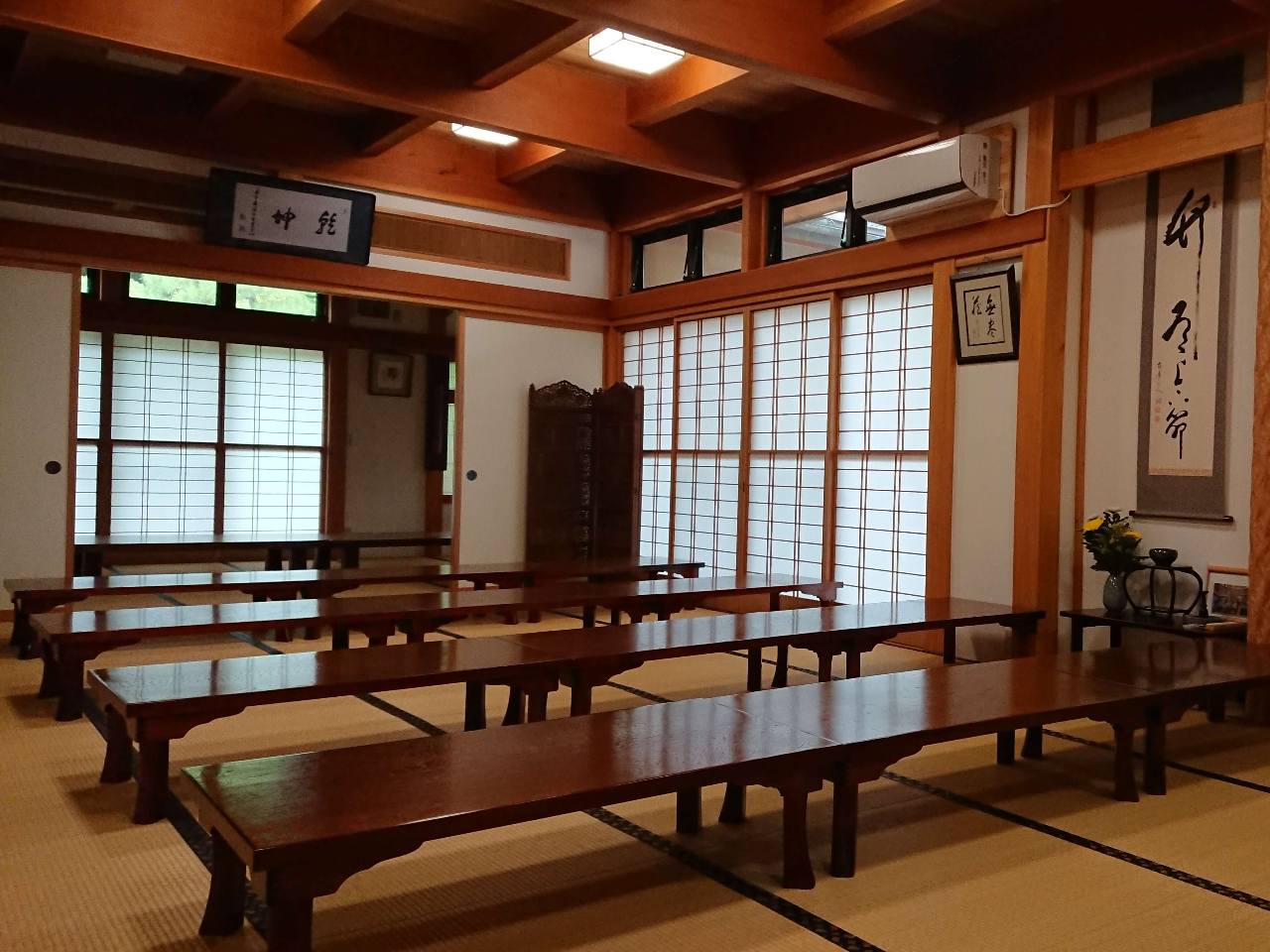 客殿:法事の控え室であり、地域食堂や写経や禅の食事体験などに利用。