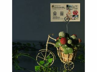 シロツメクサとアカツメクサに四葉のクローバーが隠れてます。ご希望でカードスタンドにも出来ますよ☆