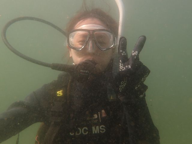 水中で余裕のピースサイン