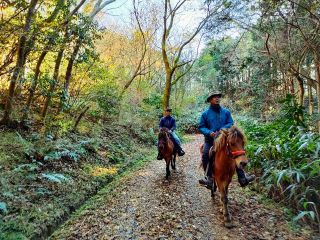 馬場で少し練習後、牧場を出て林道を目指します。