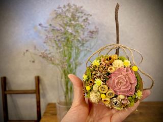 幸せを呼ぶ実と言われているブッダナッツに、自分の好きなお花や実を詰め込んで世界に一つだけのオリジナルインテリアを作ります。