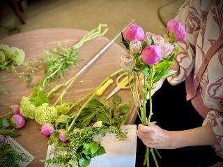 アレンジメントレッスンかブーケレッスンをお選びいただきます。