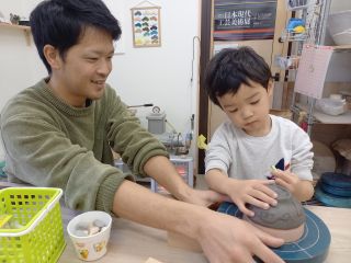 てびねり体験は小さなお子様でもお楽しみいただけます。