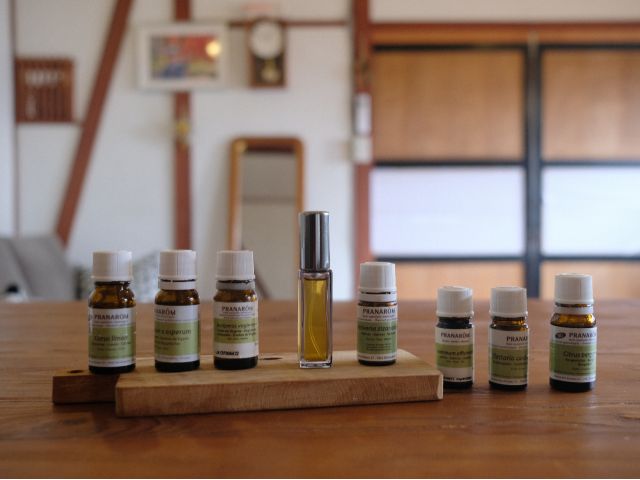 香水を作る際は多くのアロマをチョイスしてブレンドを考えます