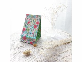 あると便利なスマホスタンド。可愛い生地で作るとテーブルが華やぎます。