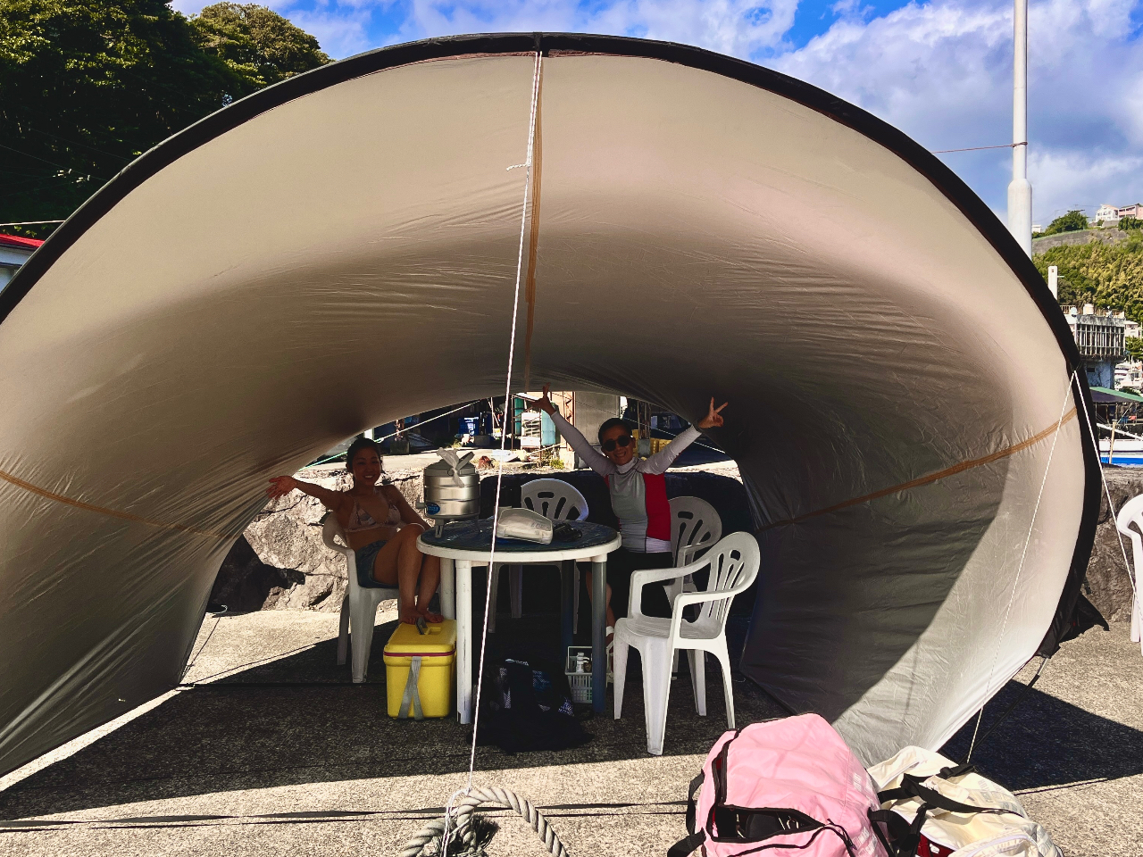 真夏日の炎天下。日除のテント