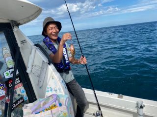 佐渡島を見ながらお酒を飲み、飲食しながら、初めての釣り、クルージング体験