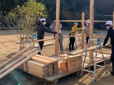 一坪タイプの小さな板倉をみんなで力を合わせて組み立てよう♪