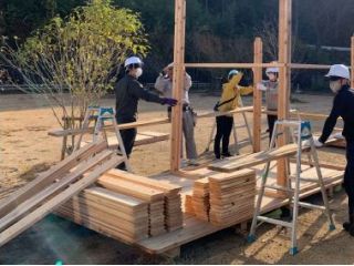 一坪タイプの小さな板倉をみんなで力を合わせて組み立てよう♪