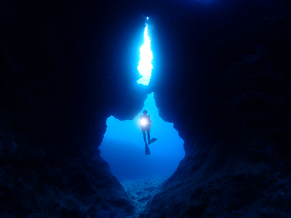 自然にできたアーチの下で記念撮影