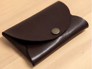 牛革を使った本格カードケース。シンプルながらも丸みのあるデザインにこだわりました。