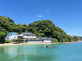 \透明度の高い「糸島ブルー」の海は、初心者でも安心して挑戦できる穏やかなコンディションが魅力/