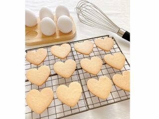 生地を混ぜるところから型抜き、焼くところまで行います!