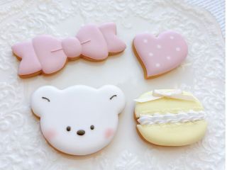 【クッキー4枚分】くま、マカロン、ハート、リボン各1枚。計4枚のクッキーをアイシングしてもらいます。