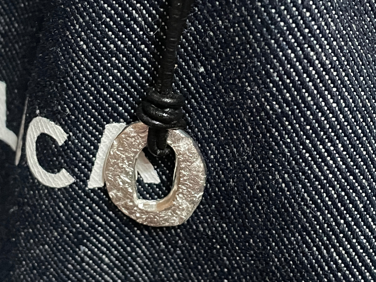 コードを短くして、バックチャームやキーホルダーも素敵です♪