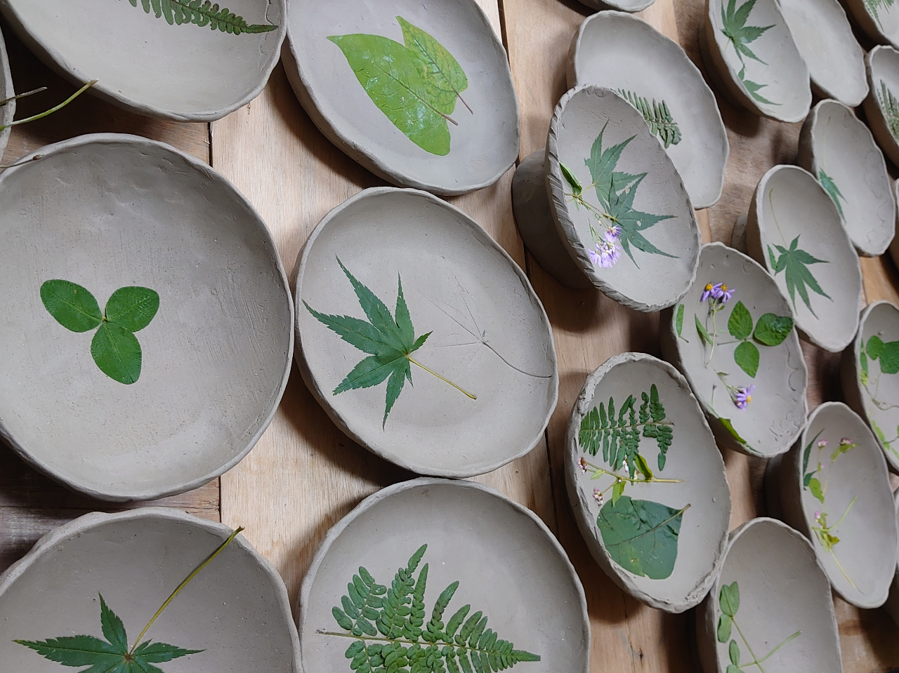 草花を模様として入れることができます!(草花の色は残りません)体験後、乾燥→素焼き(1回目の焼き)→釉掛け(色付け)→本焼き(2回目の焼き)し、完成します!