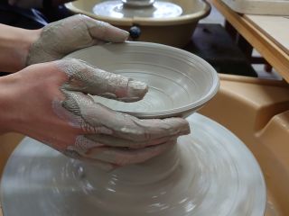 粘土はひんやり気持ちよくて感触が癖になりますよ!