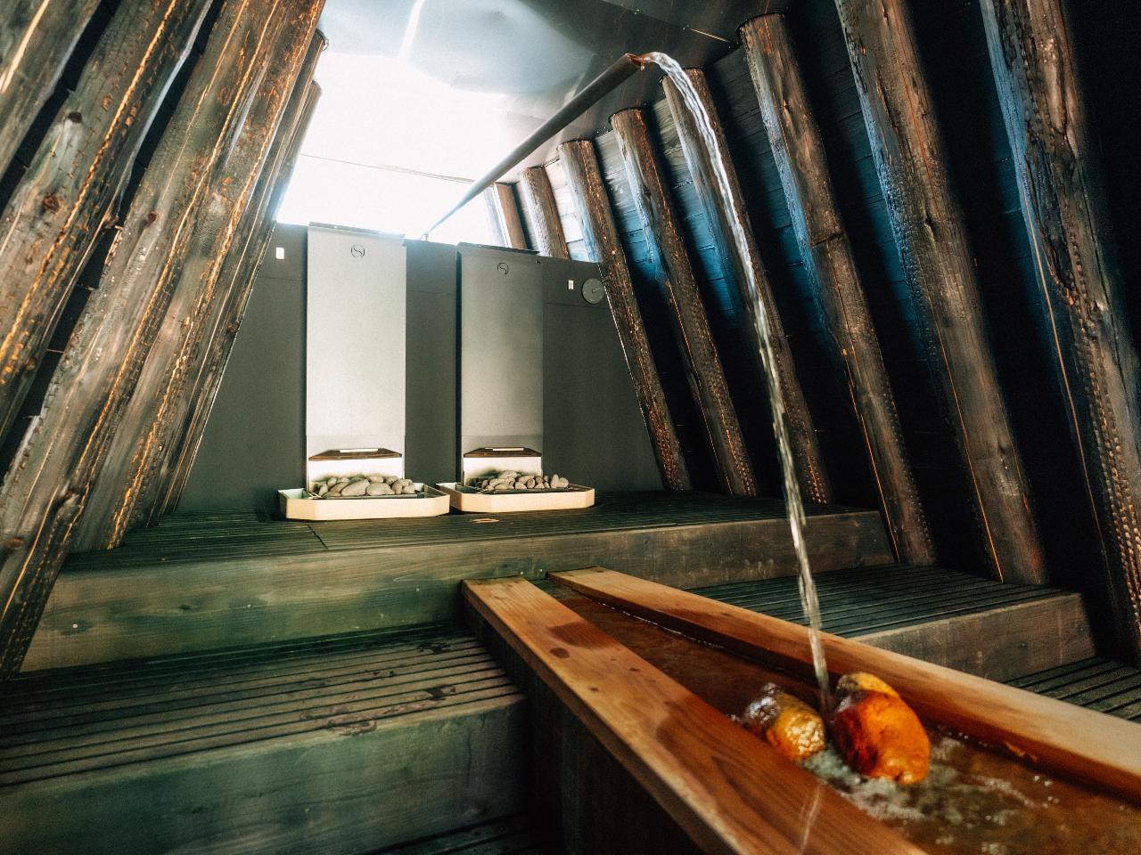 サウナ内にも温泉を引き込んでいます