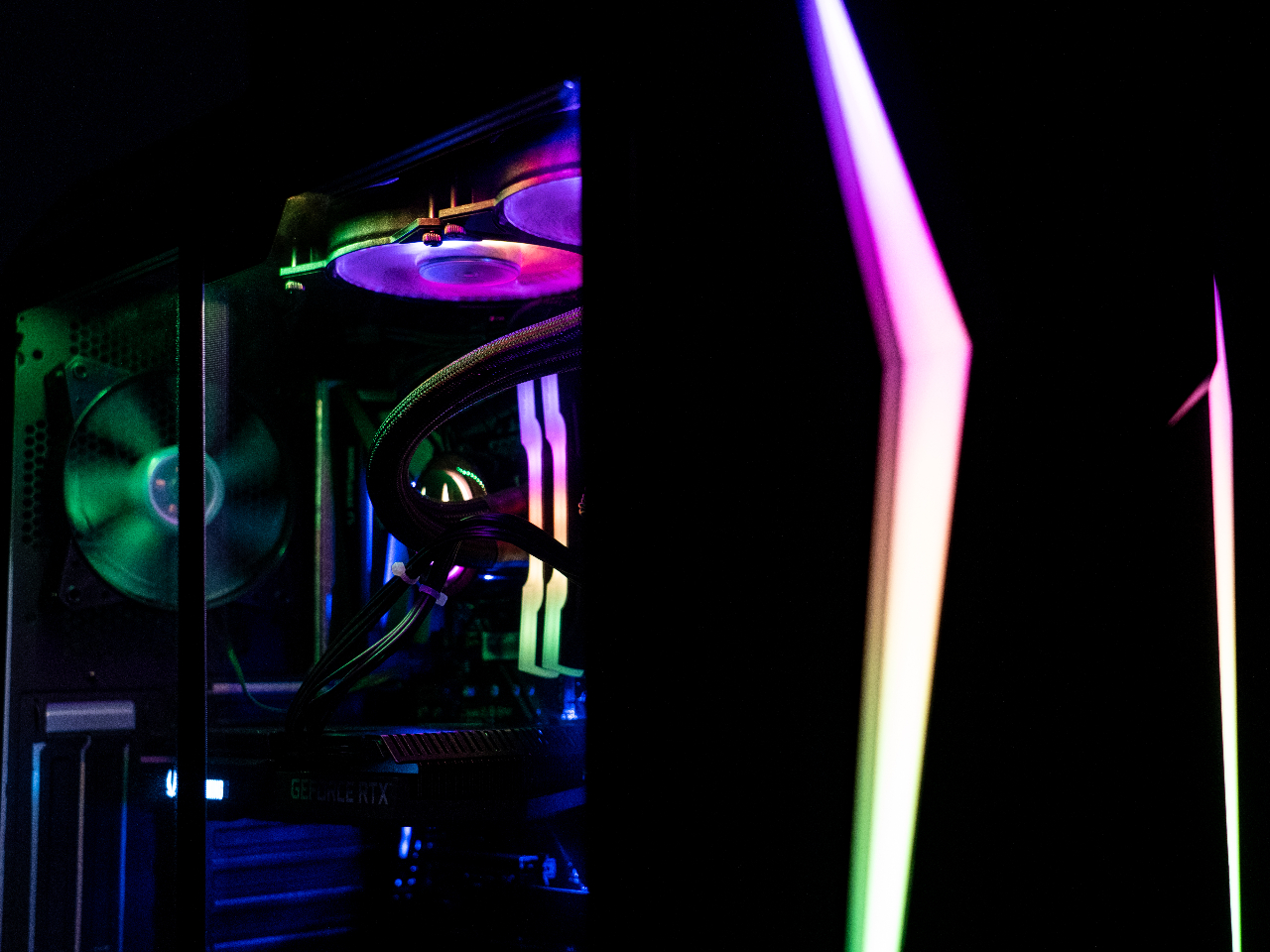 �EMotherboard�@Z390 Motherboard�@�ESSD�@512GB M.2 SSD �@�EOS�@Windows 10 Pro 