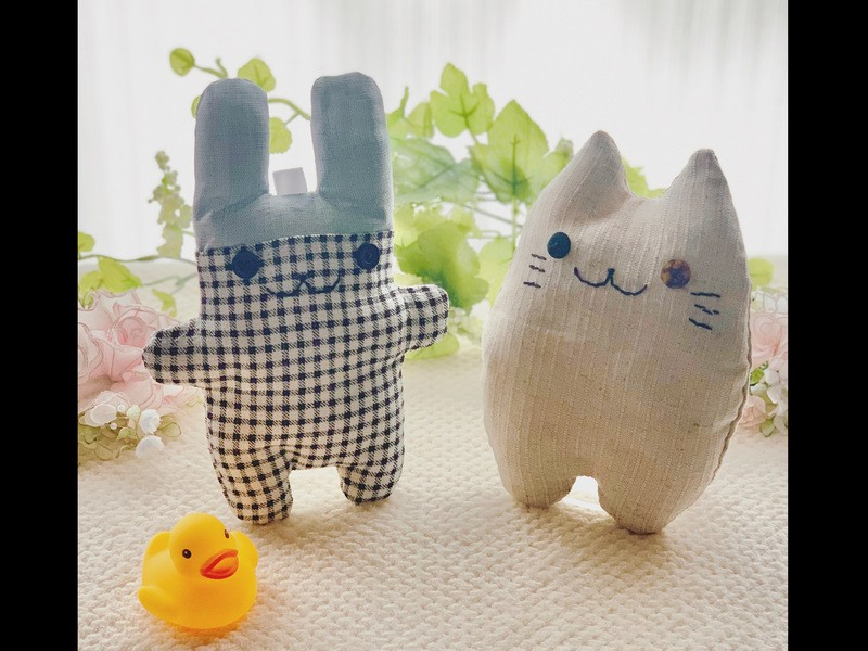 うさぎのぬいぐるみフニータと猫のぬいぐるみふにゃーただよ。ボクたちはとっても仲良しなの。