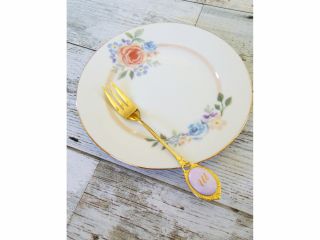 プレート&フォーク制作はじゃらん限定の体験レッスンです。お好きな転写紙をお選び頂けます。プレートはリムあり、リムなしとその時の在庫状況によって多少変わります。