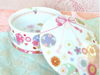 小物入れのサイズは直径約10センチ高さ5センチ。ちょっとしたお菓子を入れたり、アクセサリー入れにもぴったりサイズです。