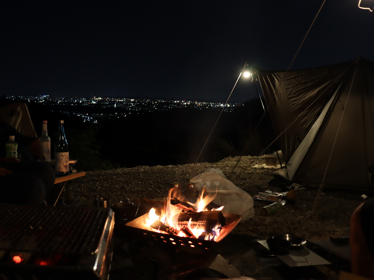 焚き火を囲んで仲間と飲む酒は格別です。