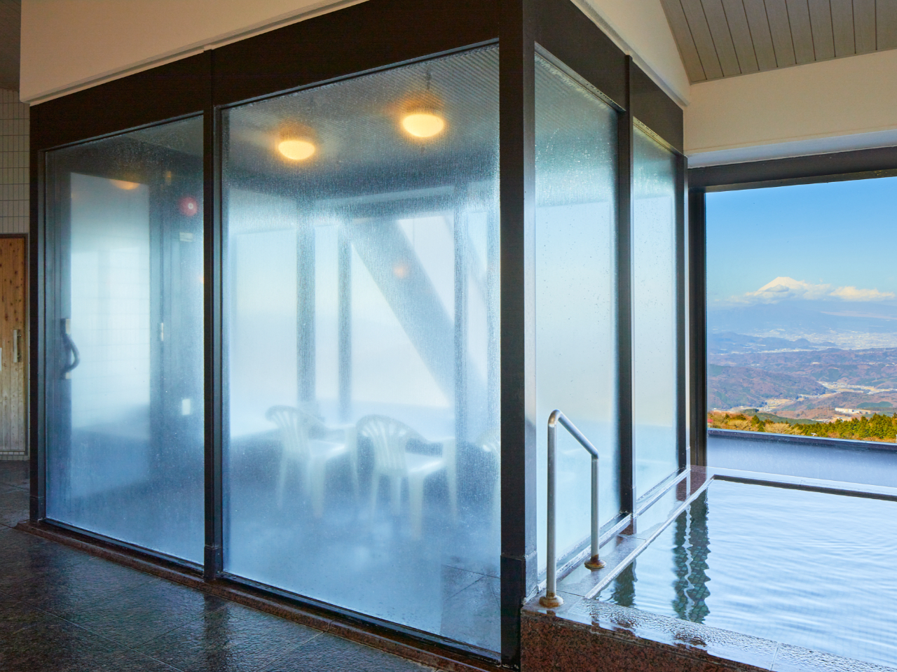 【ミストサウナ】ミストサウナからも富士山を眺められます。