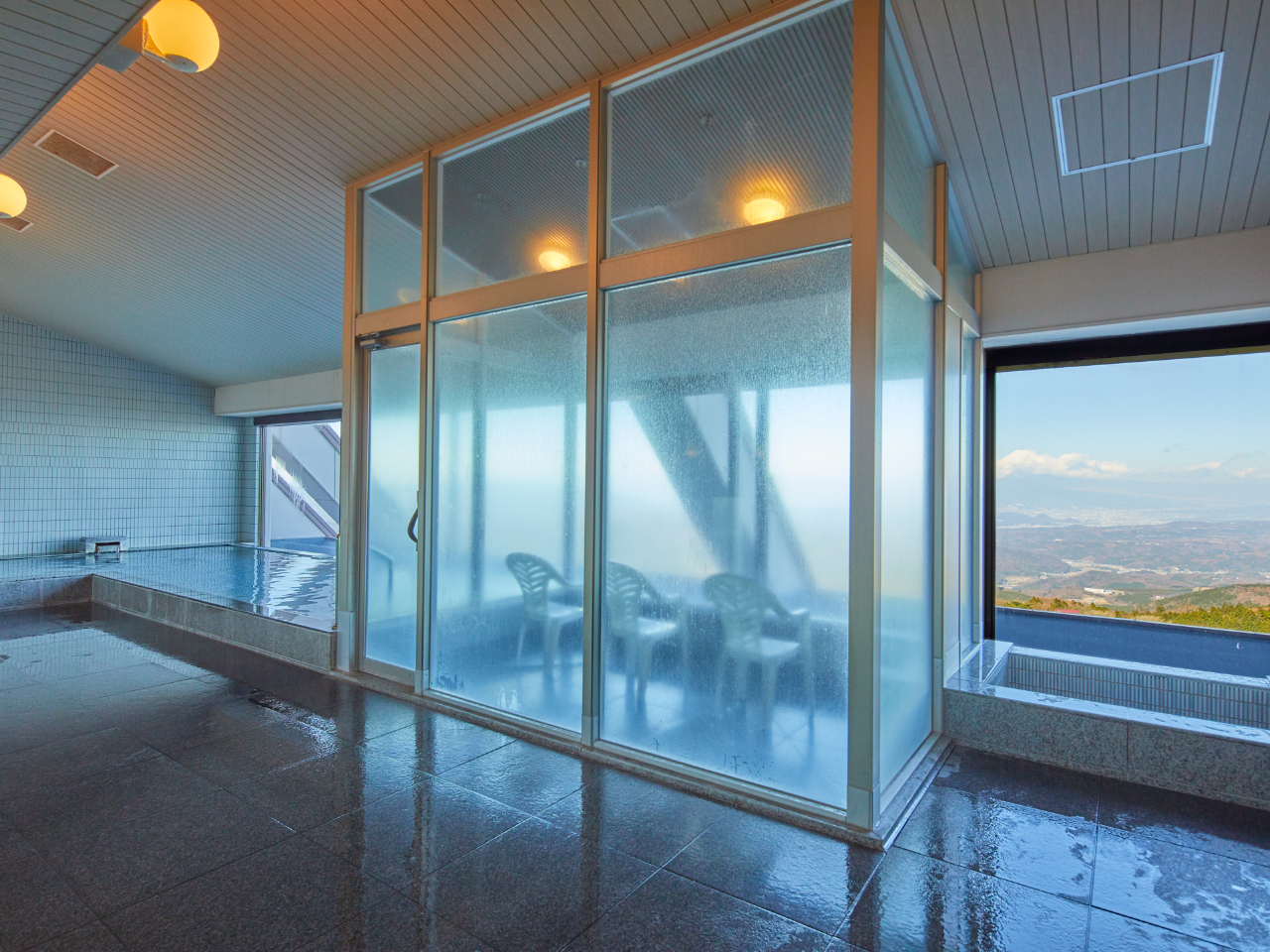 【ミストサウナ】ミストサウナからも富士山を眺められます。
