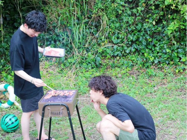 自分で火を起こす楽しみもあります。今回のプランには火起こしも含まれているので、ご希望でしたらお申し付けください。