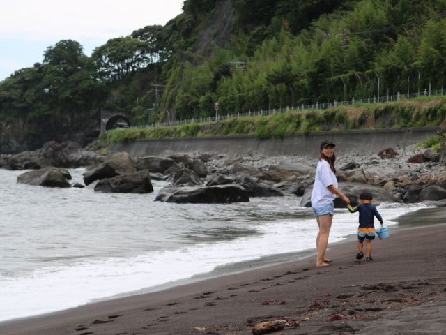 お子様と一緒に海辺を歩く、なんてのも海キャンプの醍醐味ですね。
