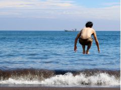 海に飛び込むのも◎冷水シャワーや折りたたみ水風呂の貸出もあります。