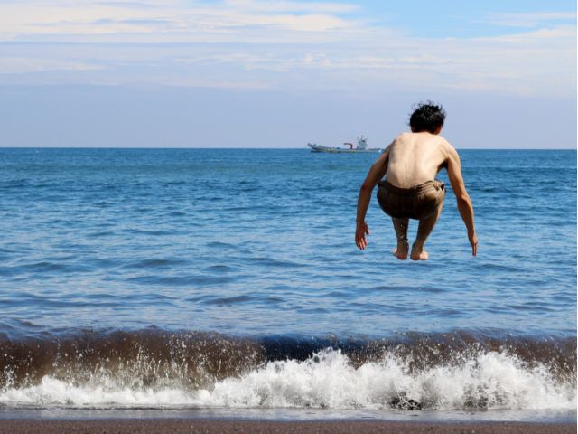 海に飛び込むのも◎冷水シャワーや折りたたみ水風呂の貸出もあります。