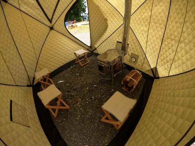 中は余裕のある4人用テントサウナです。
