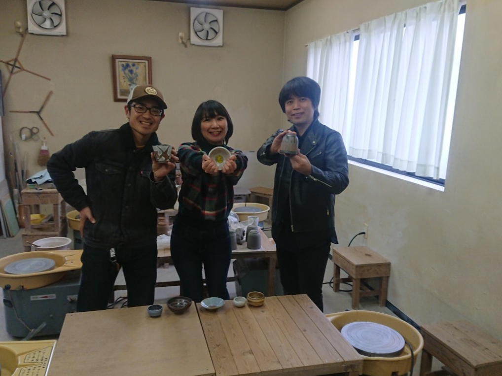 ろくろ+釉掛け体験をして頂いたT様ご夫婦とF様。