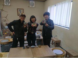 ろくろ+釉掛け体験をして頂いたT様ご夫婦とF様。