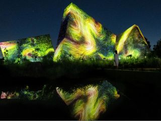 風の中の散逸する鳥の彫刻群 / 実際に周辺を飛ぶ鳥が、周辺の環境に連続的に与えるエネルギーを描き続ける、巨大な彫刻群。