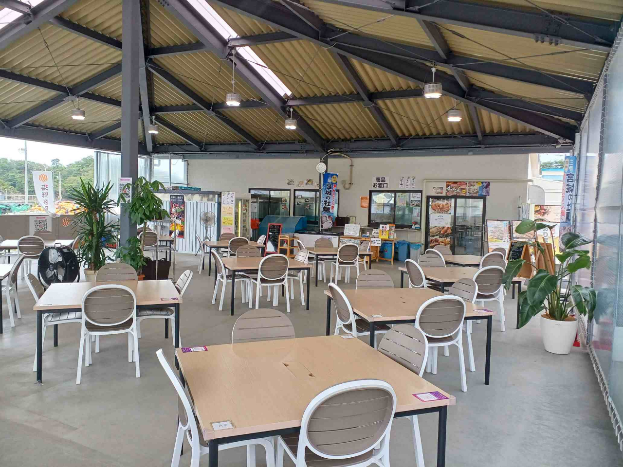 BBQ竈 店内 4名で1テーブル 最大80名様までご利用いただけます