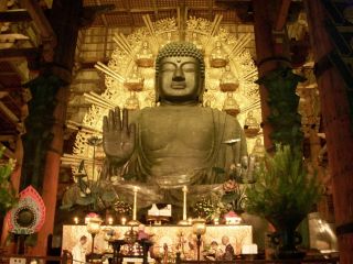 【奈良の大仏】その昔当時大流行していた疫病を治めるために建立した大仏。現在のコロナ禍も大仏様が治めてくれるように皆さんでお祈りいたしましょう。