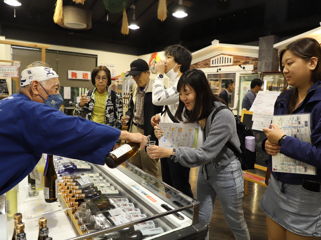 浜福鶴吟醸工房では利き酒師からの解説付きの飲み比べ無料試飲が出来ます。
