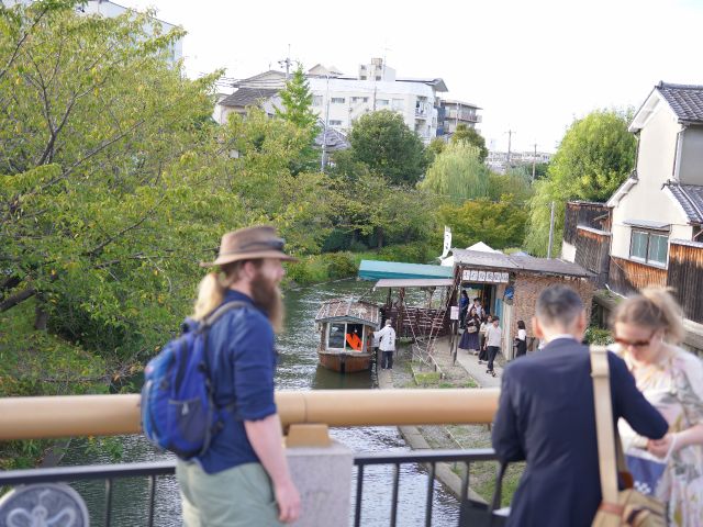 風光明媚な十石船。江戸時代は伏見から大阪へこの船で清酒を運んでおりました。