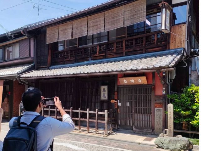 寺田屋事件で有名な幕末から残る宿の寺田屋。館内には襲撃後の刀による傷や坂本龍馬の宿泊していた部屋など歴史好きには堪らない施設です。