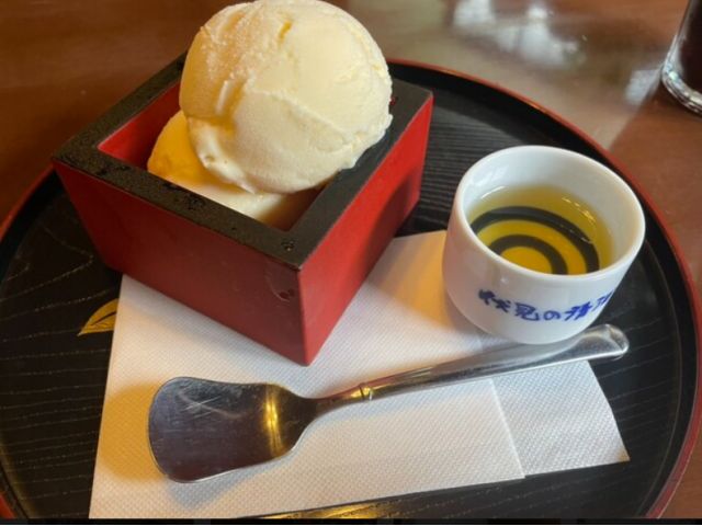 女性に大好評の夏限定の夢百衆での清酒アイス。アイスクリームに清酒を掛けてお楽しみ下さい。